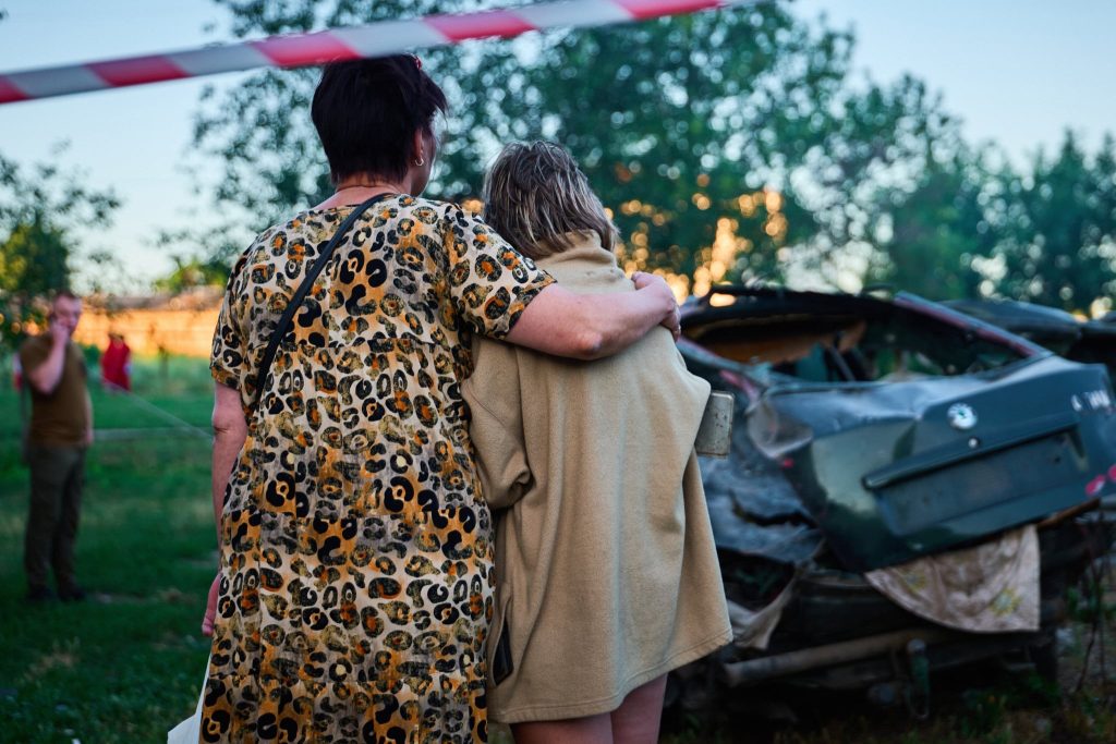 На фото - люди після атаки рф на обласний центр