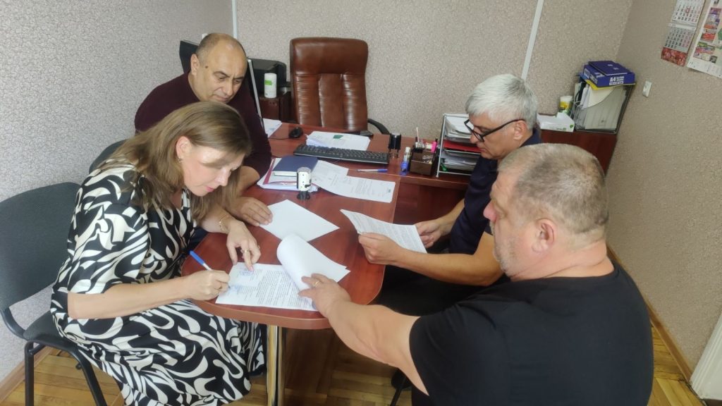 На фото - представники громад уклали договори про міжмуніципальне співробітництво