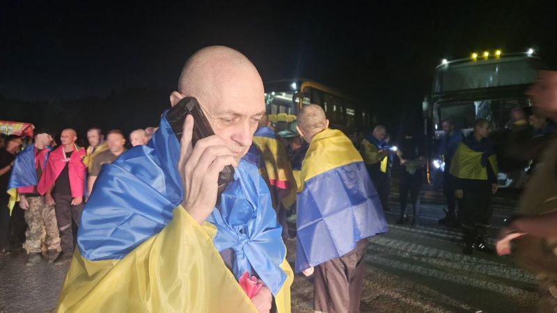 На фото - захисник, якого звільнили з полону
