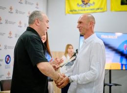 На фото - ветеранам Черкащини вручили сертифікати на житло
