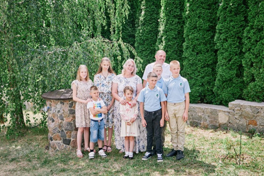 На фото - родина Рябчинської – Нікітіна