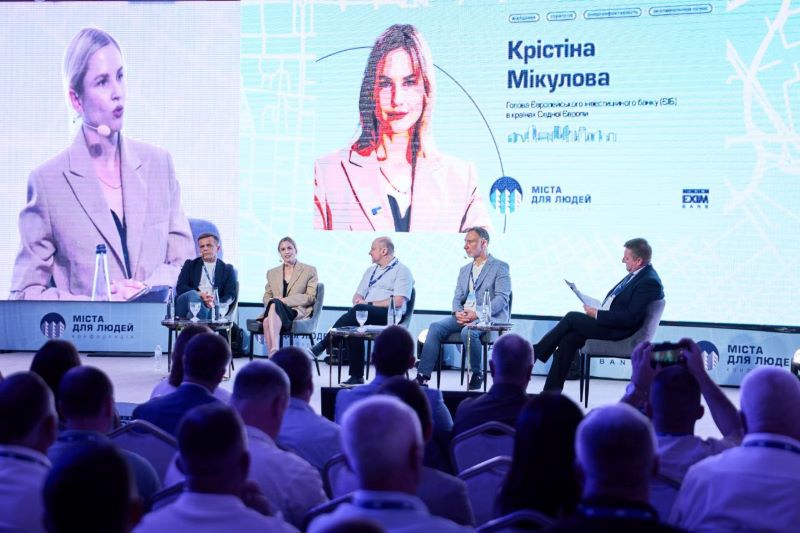 На фото - спікери та учасники конференції