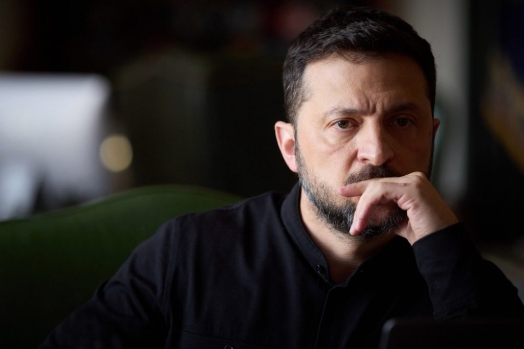 На фото - Володимир Зеленський про законопроєкт, що гарантує незалежність антикорупційних органів і захист від впливу росії