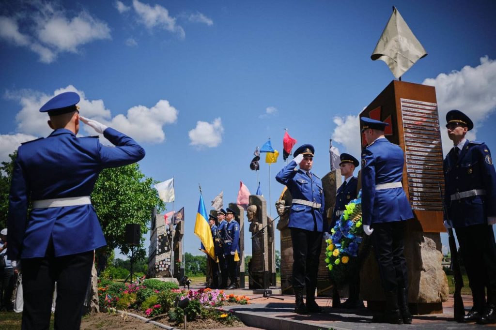 На фото - відкриття Меморіалу на Пантеоні Героїв
