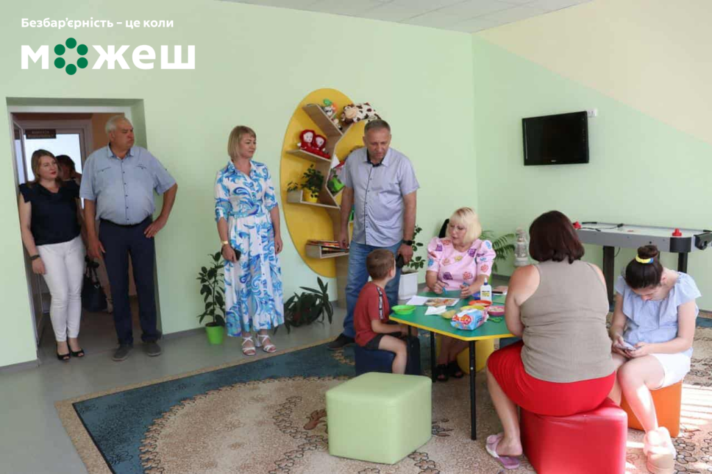 На фото - Олександр Шамрай на монітоингу безбар'єрності у закладах освіти області