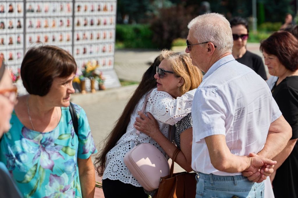 На фото - вшанування пам'яті загиблих полонених