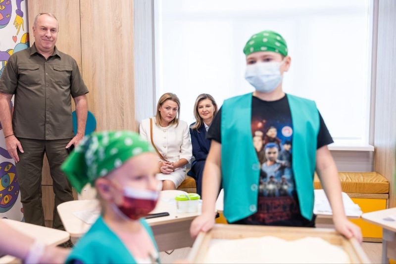 На фото - Олена Зеленська та Ігор Табурець у просторі "Школи Супергероїв"