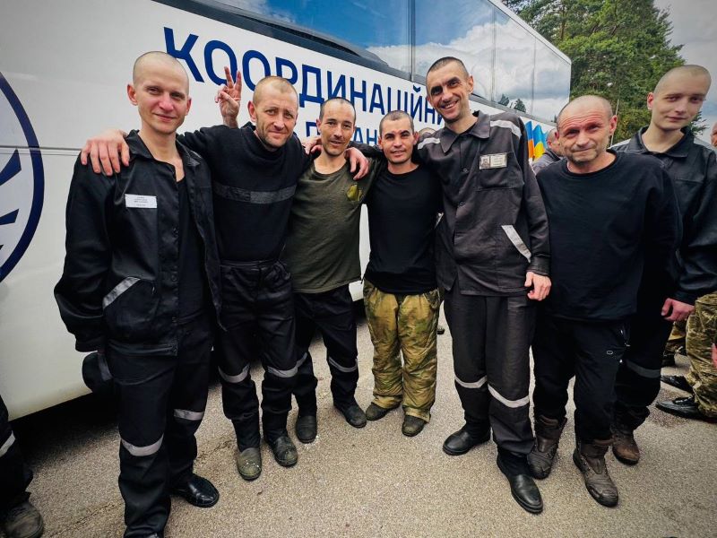 На фото - звільнені захисники