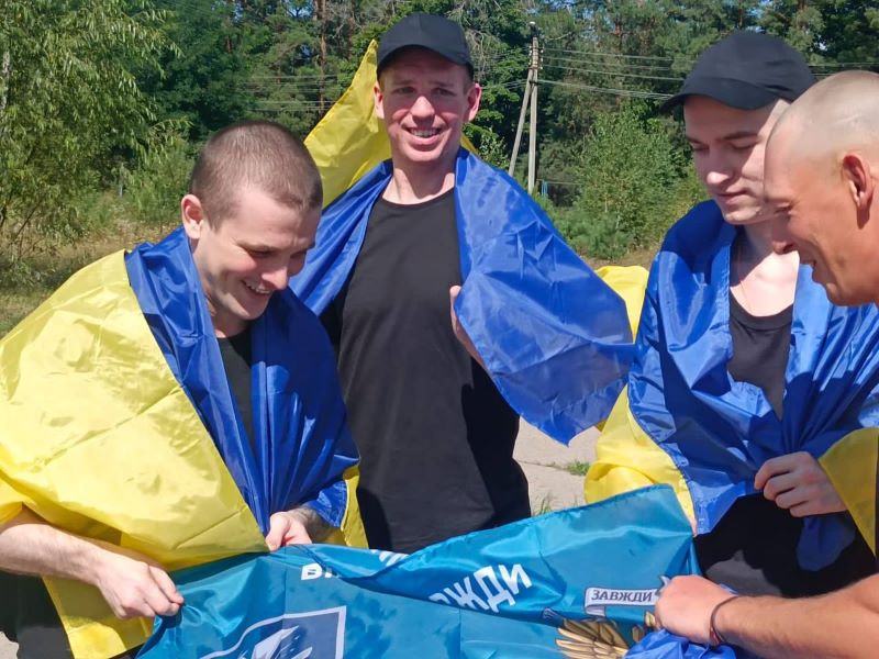 На фото - звільнені українці, який повернули додому в межах обміну