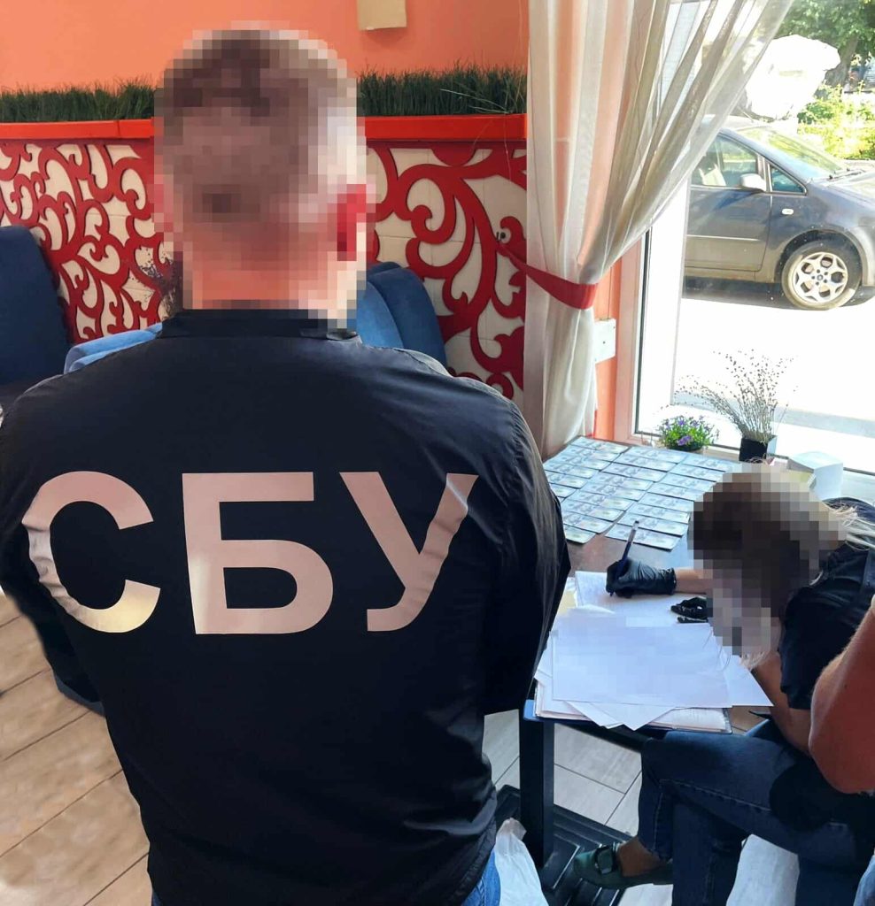 На фото - затримання ще одного організатора «ухилянтської схеми»