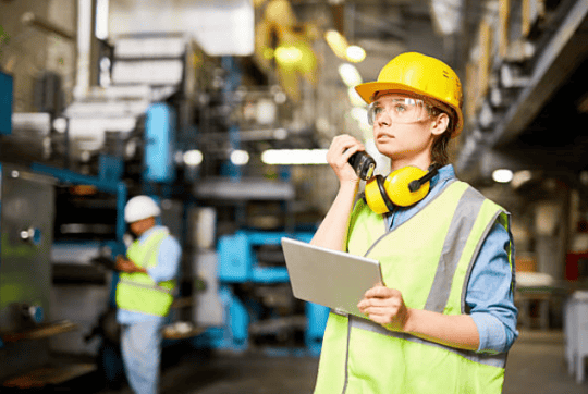 На фото - жінка на виробництві