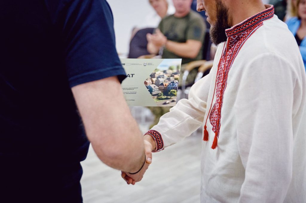 На фото - Ігор Табурець вручає сертифікат ветерану