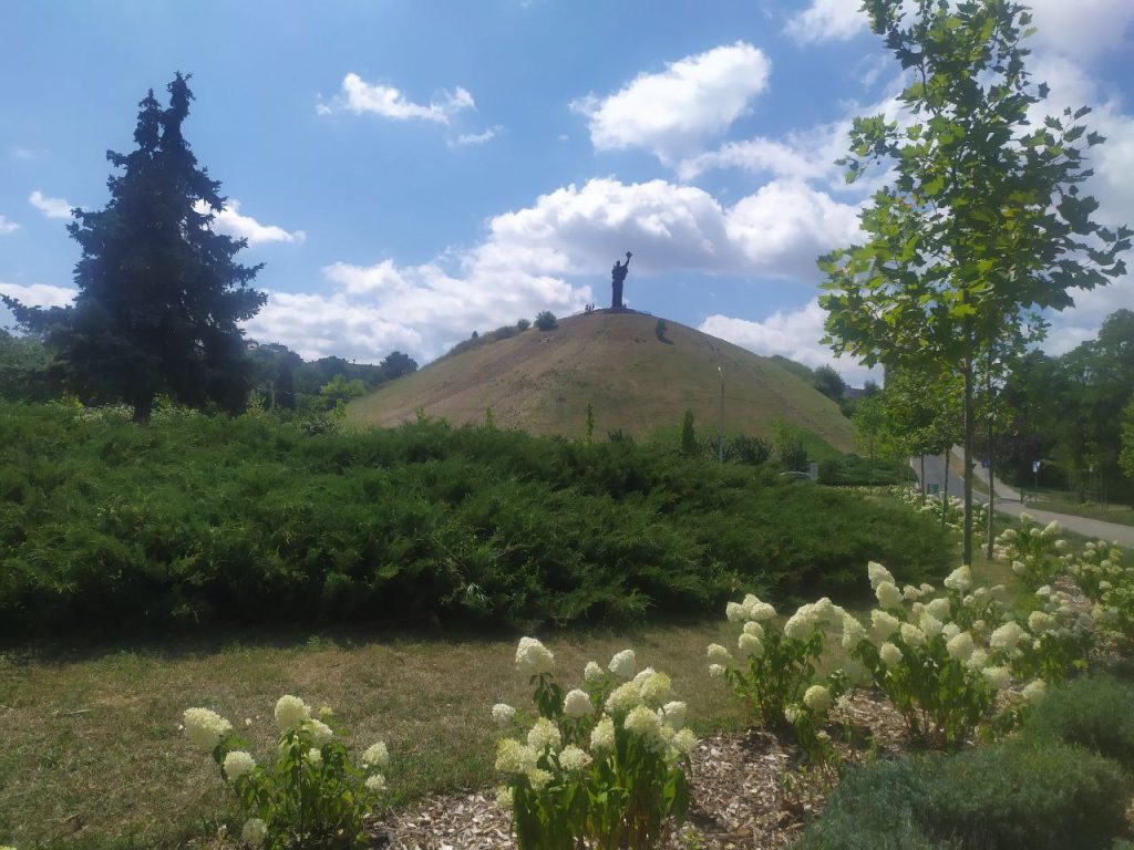 На фото - пагорб "Слави" в Черкасах