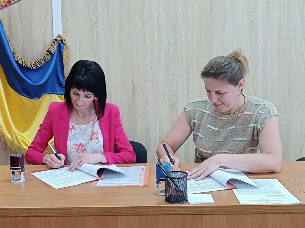 На фото - представники громад підписали договір про співробітництво