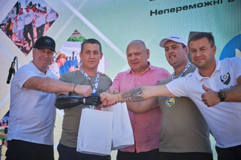 На фото - Ігор Табурець з іншими організаторами чемпіонату