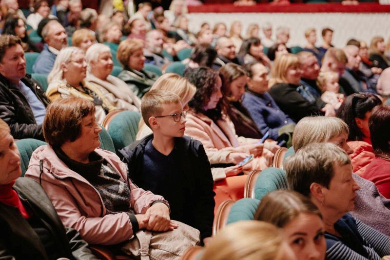 На фото - у Черкасах представили інклюзивну виставу