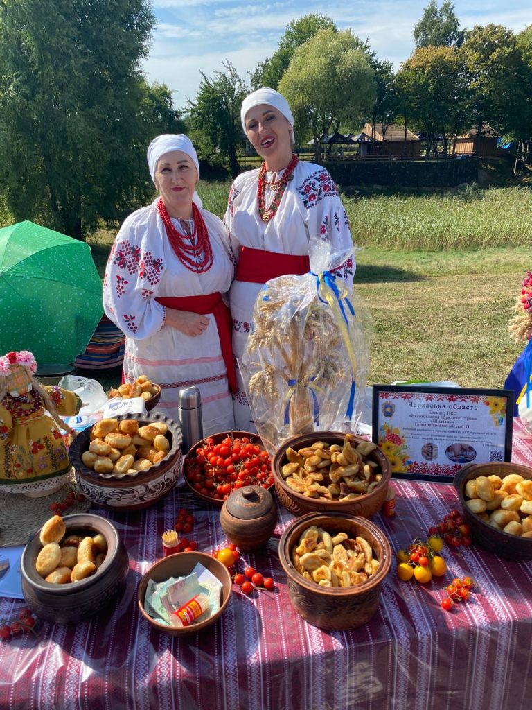 На фото - представниці від Черкащини зі стравами
