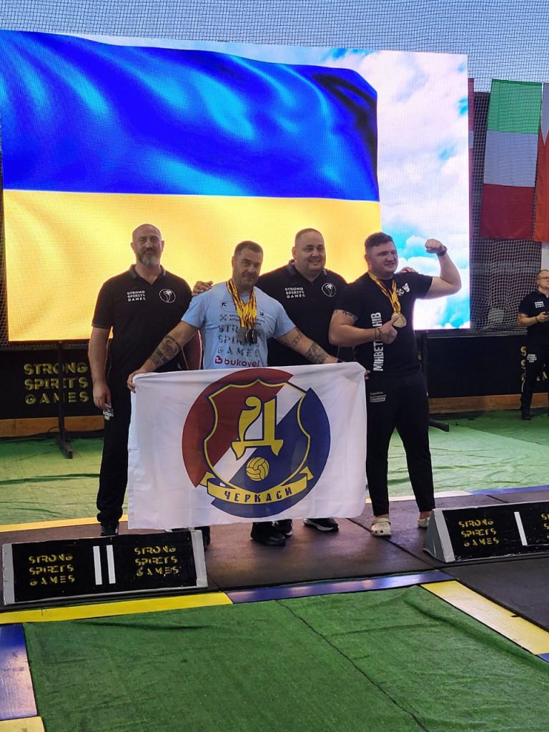 На фото - Євгеній Дорошко зі спортсменами-ветеранами