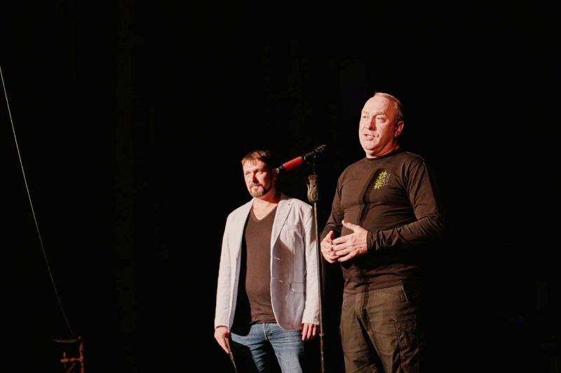 На фото - у Черкасах представили інклюзивну виставу