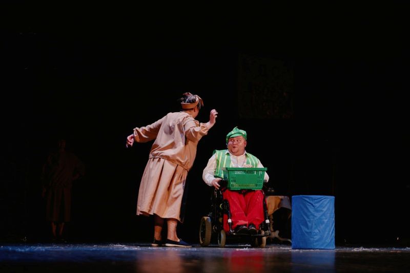 На фото - у Черкасах представили інклюзивну виставу