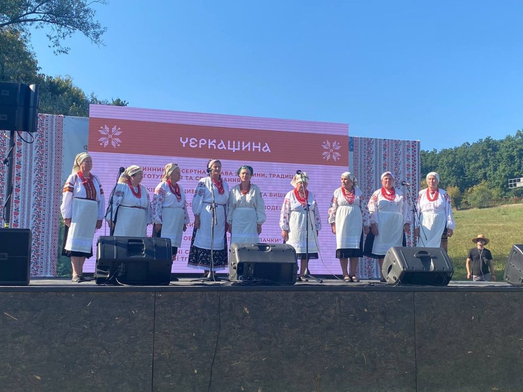На фото - аматорський фольклорний колектив