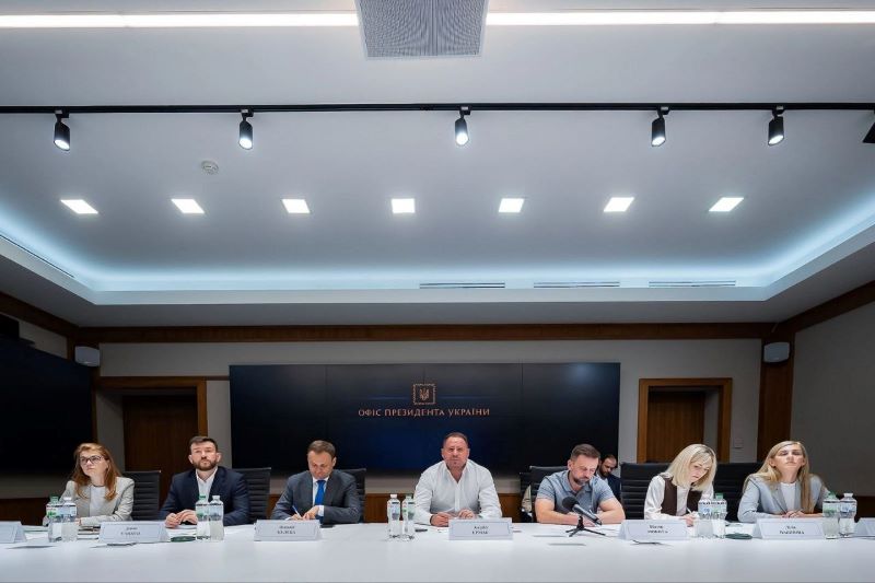 На фото - учасники засідання президії Конгресу місцевих та регіональних влад при Президентові України