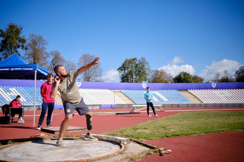 На фото - учасник змагається в метанні ядра