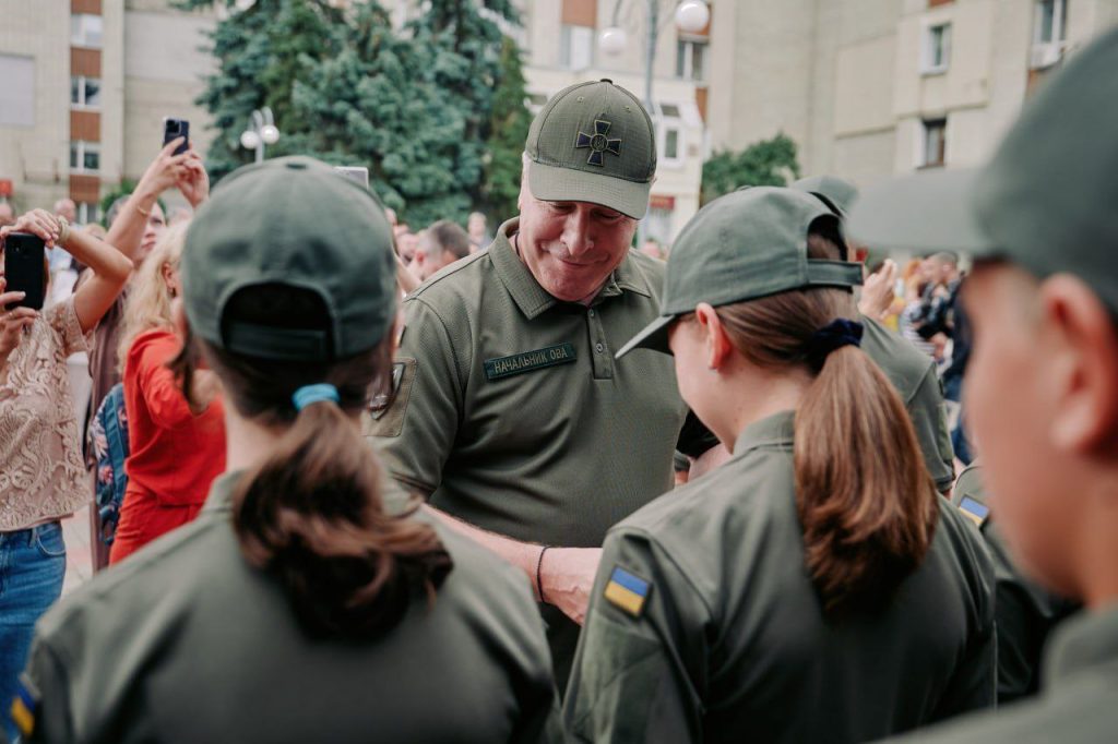 На фото - Ігор Табурець вручає шеврони учням ліцею із посиленою військово-фізичною підготовкою імені Захисників України