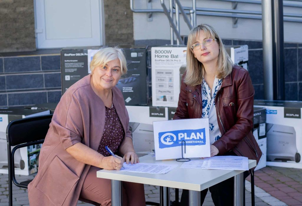 На фото - передача зарядних станцій