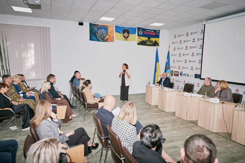 На фото - зал зі спікерами та учасниками
