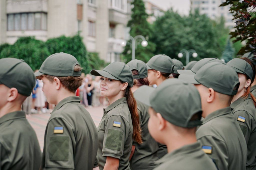 На фото - учні ліцею із посиленою військово-фізичною підготовкою імені Захисників України
