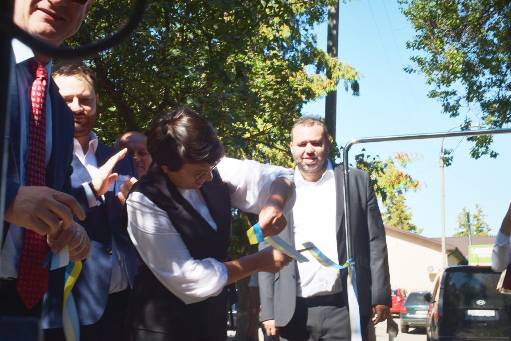 На фото - презентація сучасної мобільної установки для очищення питної води