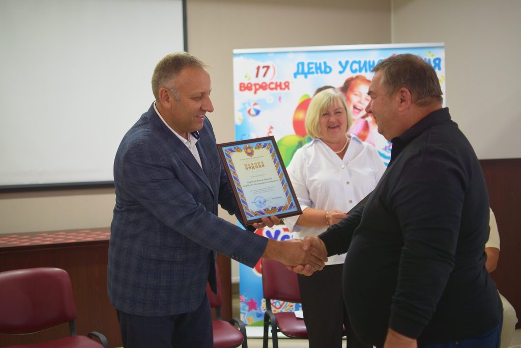 На фото - Олександр Шамрай вручає нагороду
