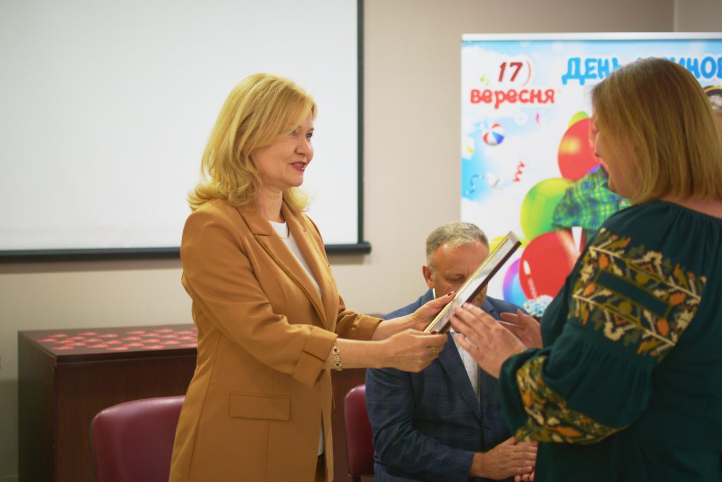 На фото - Оксана Покатілова вручає відзнаку