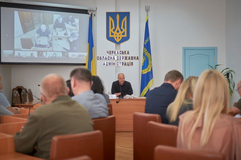 На фото - Антон Царюк та інші учасники на засіданні регіональної комісії ТЕБ та НС