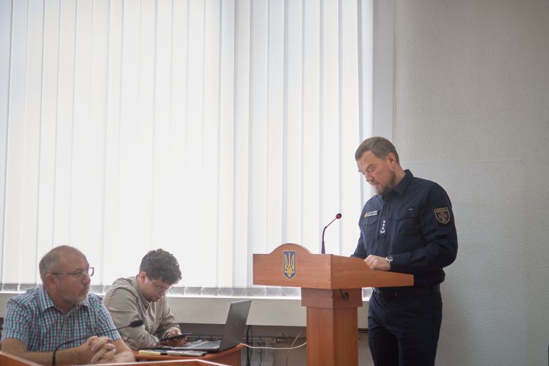 На фото - працівник обласного ГУ ДСНС розповів про ситуацію з пожежами