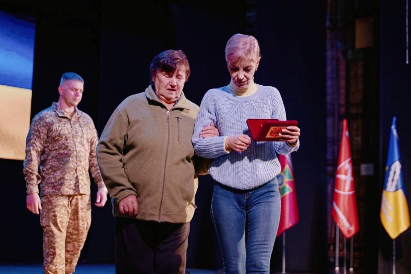 На фото - родина полеглого Героя, якій передали нагороду