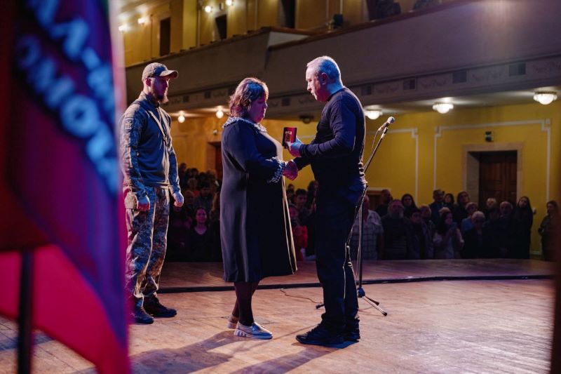 На фото - Ігор Табурець передав нагороду рідним загиблого Героя