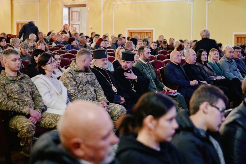 На фото - військові, духовенство, керівництво області та міста
