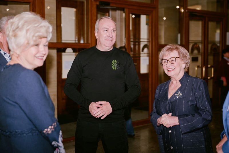 На фото - Ігор Табурець з освітянами