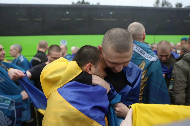 На фото - звільнені з полону оборонці