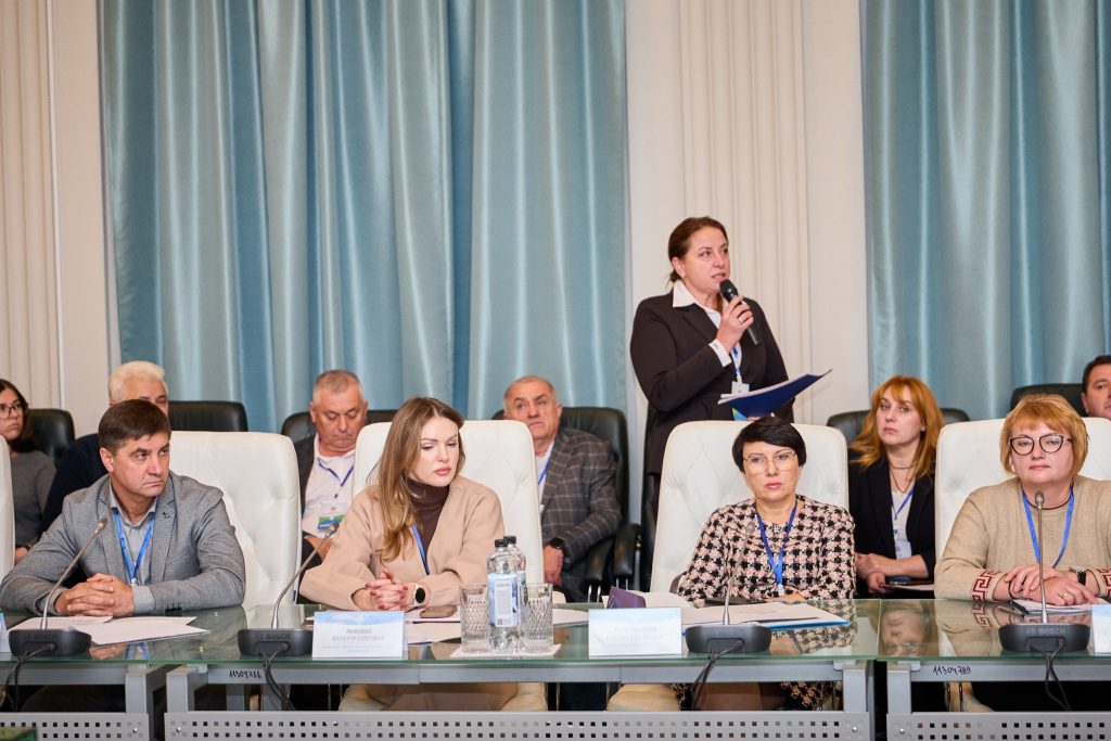 На фото - обласне засідання Конгресу місцевих та регіональних влад при Президентові України