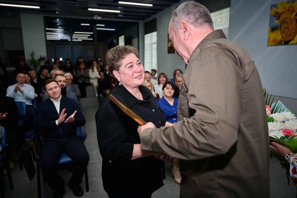 На фото - Ігор Табурець на зустрічі з виробниками на базі "Миронівської птахофабрики", що входить до складу компанії "МХП"