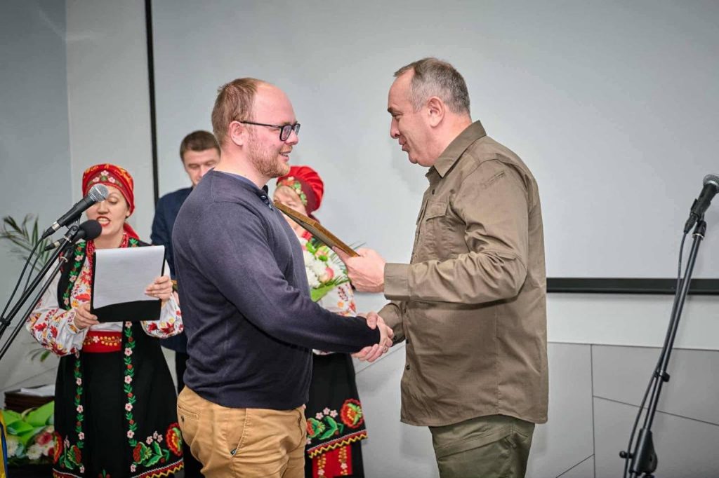 На фото - Ігор Табурець на зустрічі з виробниками на базі "Миронівської птахофабрики", що входить до складу компанії "МХП"