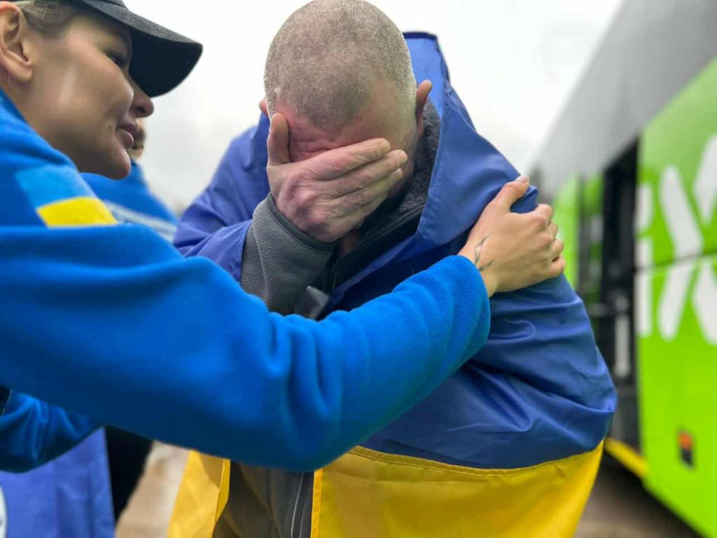 На фото - звільнені з полону оборонці