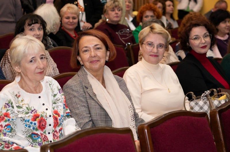 На фото - освітяни