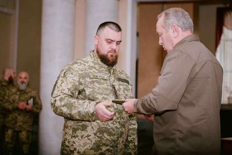 На фото - тероборонівцям із 118 бригади вручили державні й обласні відзнаки