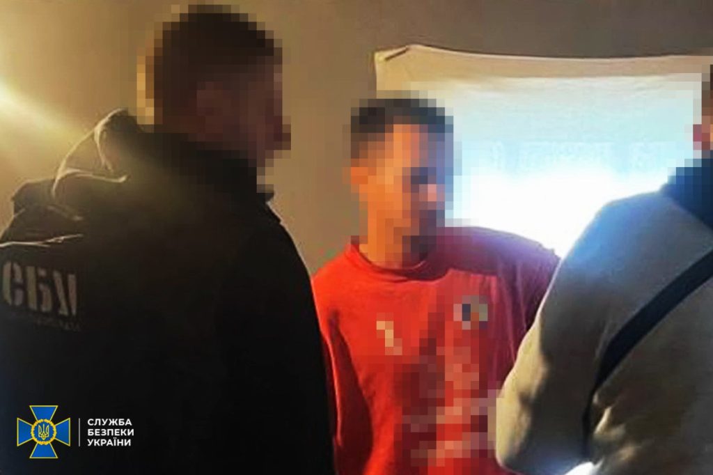 На фото - працівники СБУ та поліції разом із затриманим