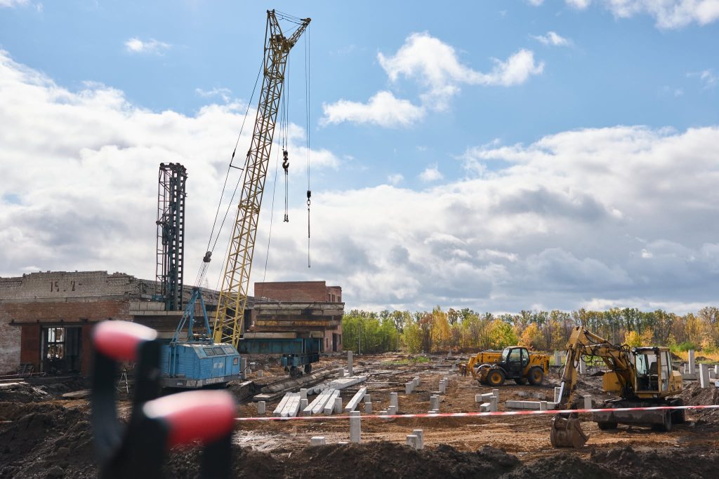 На фото - старт будівниицтва нового заводу