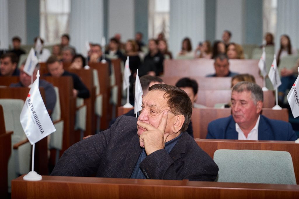 На фото - сесія обласної ради